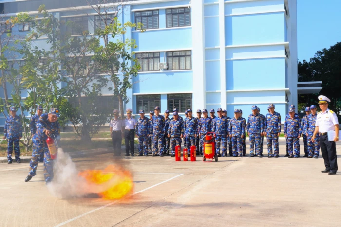 Học viện Hải quân huấn luyện công tác an toàn, vệ sinh lao động