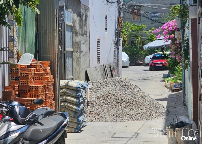 Phường Nha Trang yêu cầu hộ dân không tập kết vật tư, vật liệu chiếm dụng lòng đường