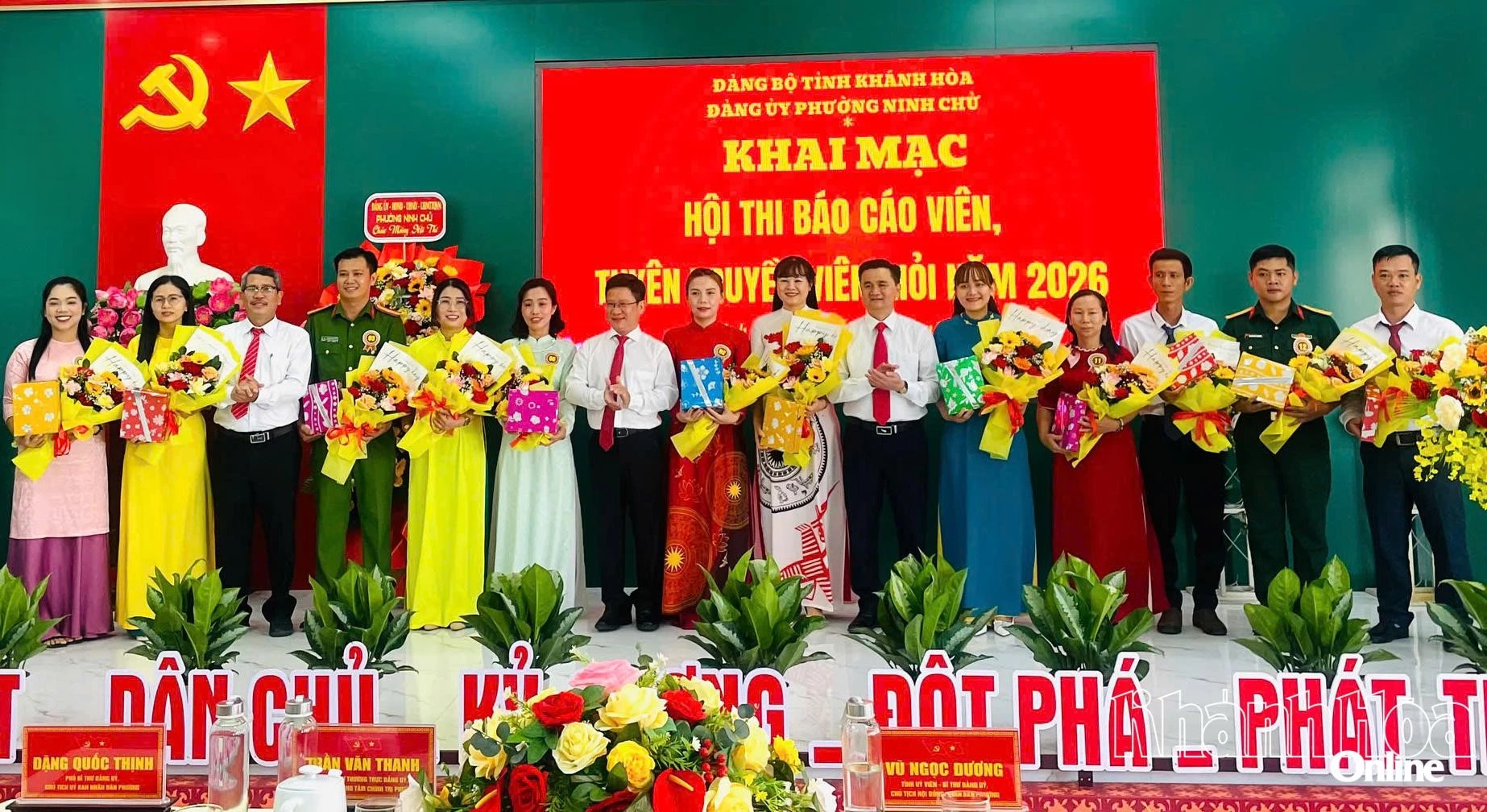 Lãnh đạo phường Ninh Chử tặng hoa chúc mừng các thí sinh.