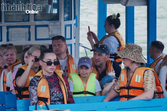 “Đỏ mắt” tìm hướng dẫn viên tiếng Nga, Hàn Quốc