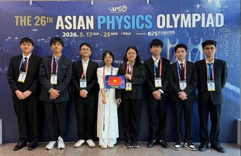 Tám học sinh trong Đội tuyển quốc gia Việt Nam dự thi APhO 2026 (từ trái sáng phải): Tạ Ngọc Minh, Nguyễn Nhật Minh, em Bùi Anh Tú, Nguyễn Thị Bích Ngọc, Vũ Nguyên Nguyên, Lê Duy Khánh, Phan Tuấn Dũng, Mai Văn Khánh (Ảnh: MOET)