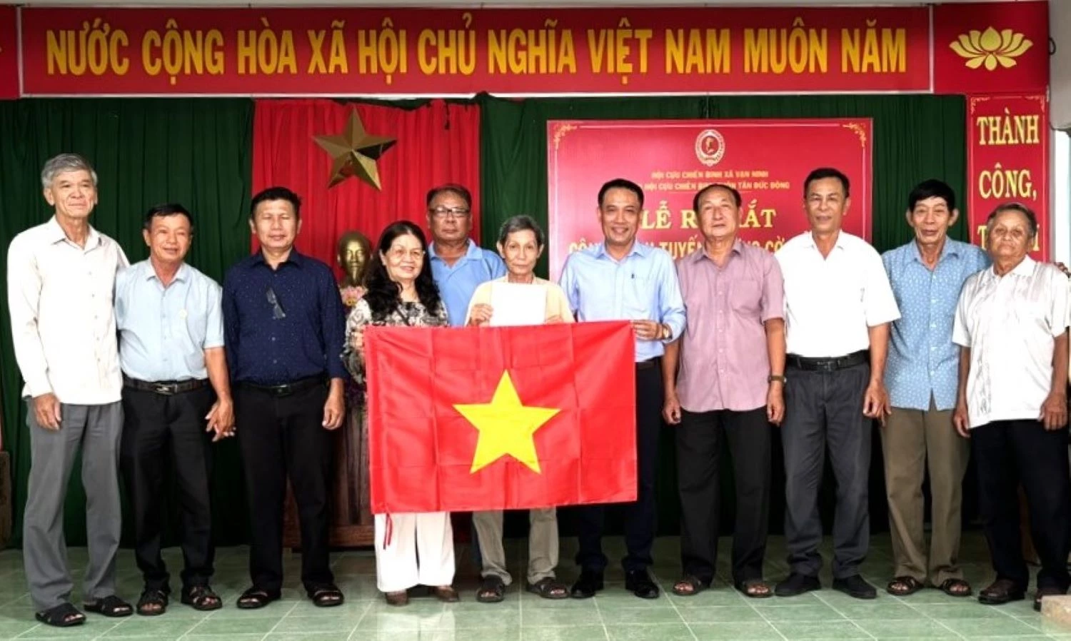Lãnh đạo Hội CCB xã Vạn Ninh đã bàn giao công trình “Tuyến đường cờ Tổ quốc” cho thôn Tân Đức Đông.