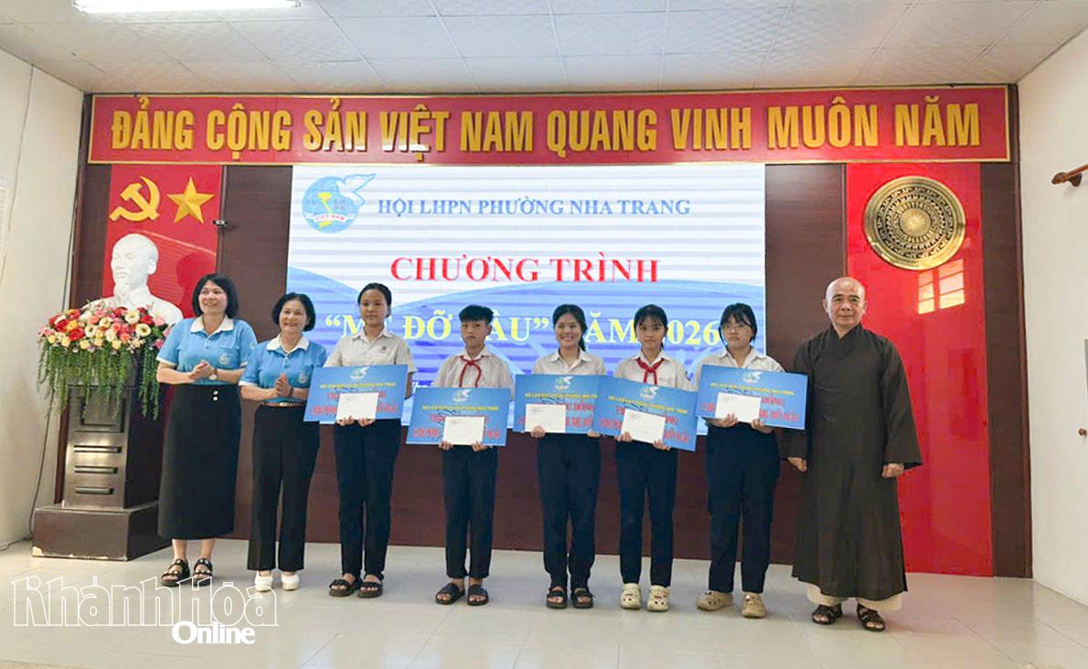 Lãnh đạo Hội Liên hiệp Phụ nữ phường Nha Trang và mạnh thường quân trao hỗ trợ cho trẻ em mồ côi được nhận đỡ đầu.