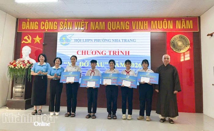 Hội Liên hiệp Phụ nữ phường Nha Trang trao phương tiện sinh kế cho phụ nữ và nhận đỡ đầu trẻ mồ côi