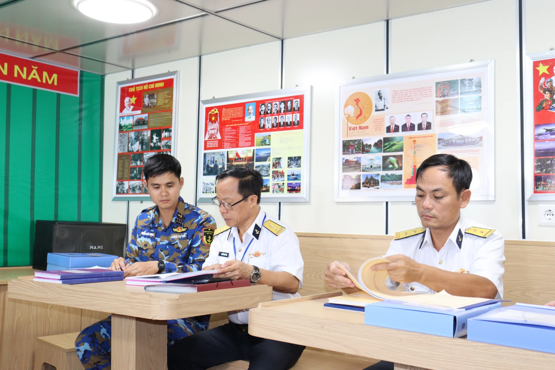 Kiểm tra hoạt động đăng ký sổ sách công tác đảng, công tác chính trị tại các tàu.