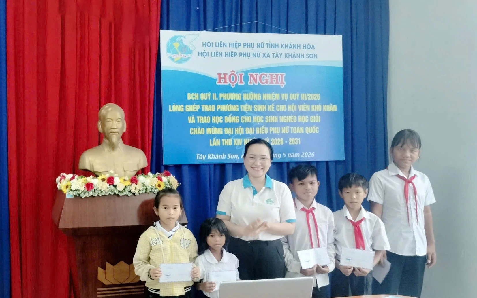 Trao học bổng cho các em học sinh vượt khó học tốt.