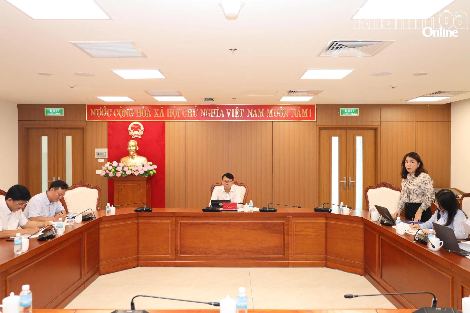 Lãnh đạo Thống kê tỉnh báo cáo tại cuộc họp