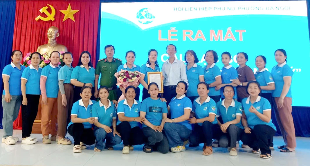 Các thành viên câu lạc bộ tại lễ ra mắt.
