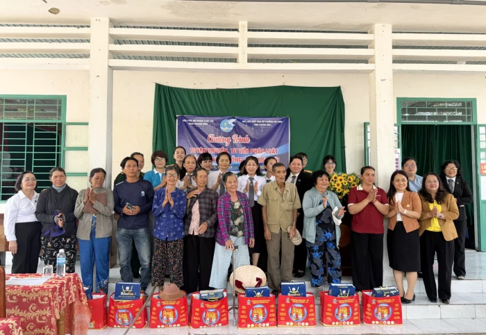Tuyên truyền pháp luật và tặng quà cho người dân ở phường Đô Vinh