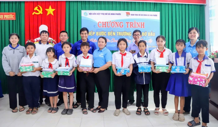 Trao 32 suất học bổng cho trẻ em có hoàn cảnh khó khăn ở xã Ninh Phước