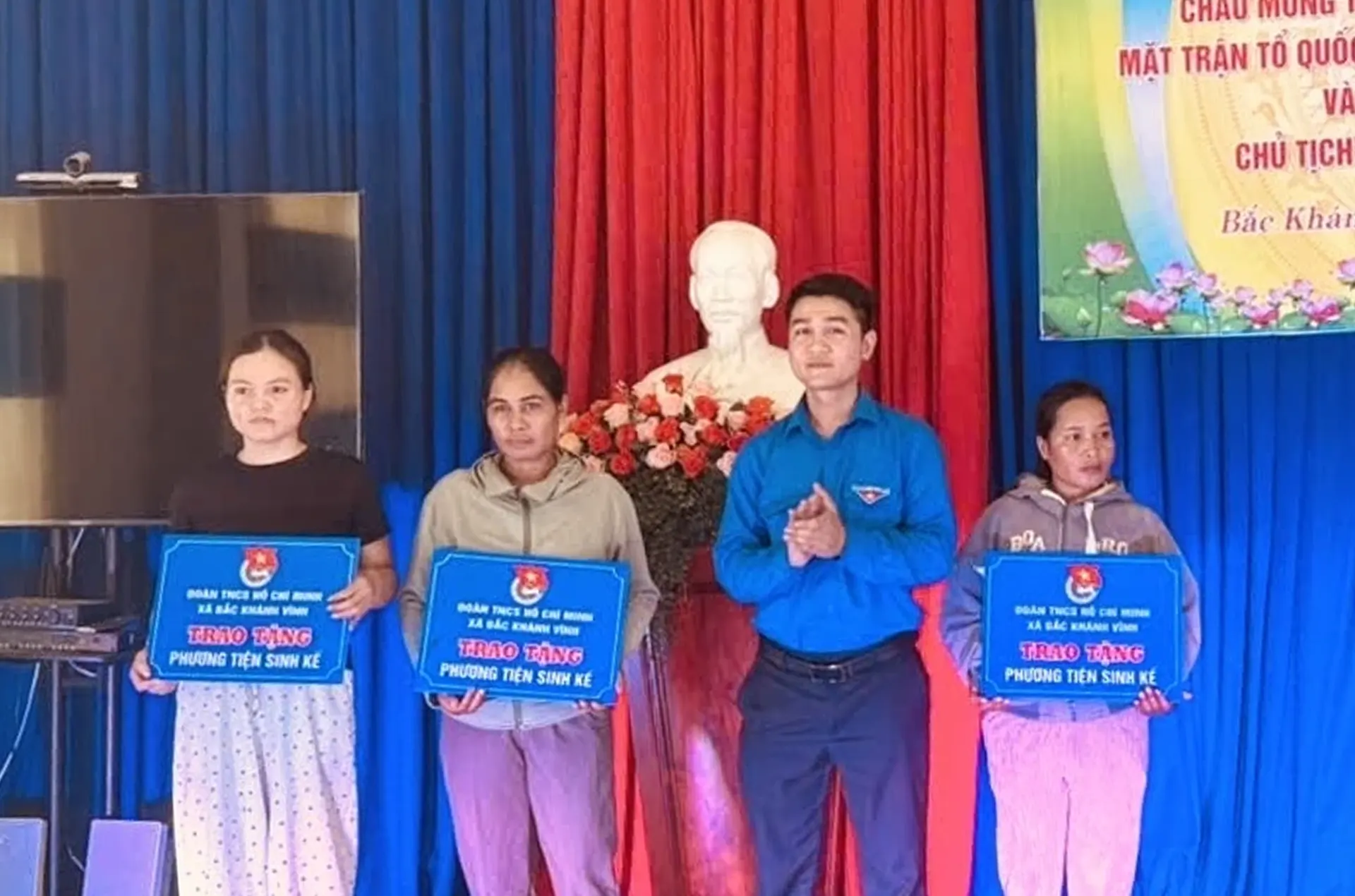 Trao phương tiện sinh kế cho các hộ dân.