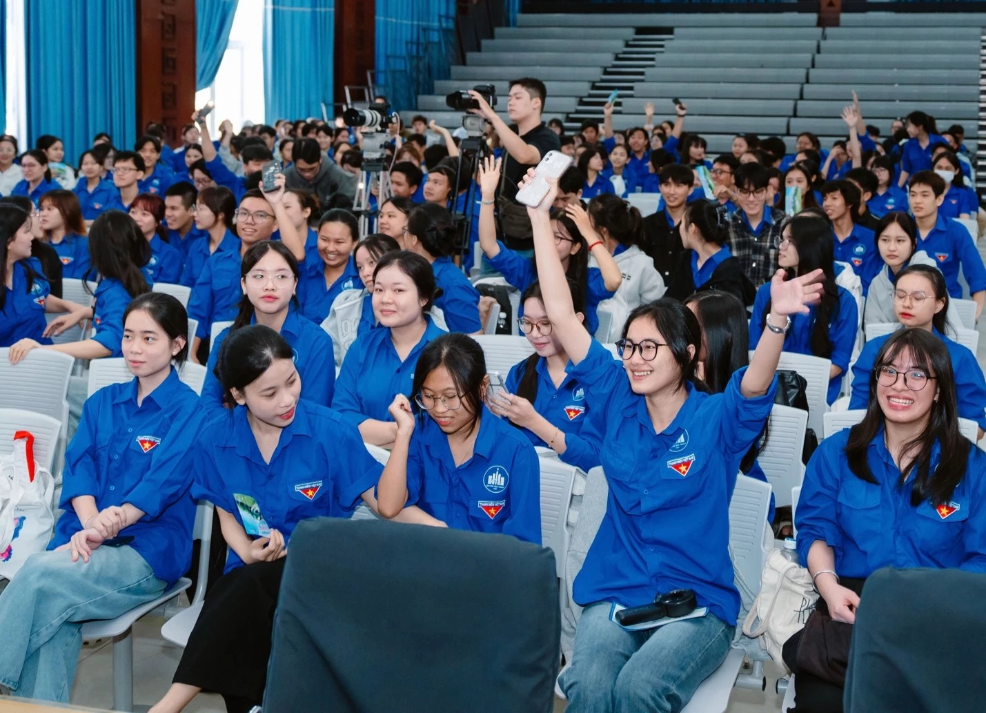 Các bạn sinh viên hăng say tham gia trò chơi tương tác với sự giải đáp tận tình từ đại diện Trung tâm Kiểm soát bệnh tật Khánh Hòa