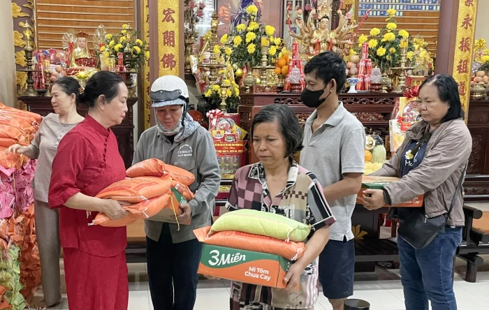 Trao 300 suất quà cho phụ nữ, người dân khó khăn ở khu vực Nha Trang