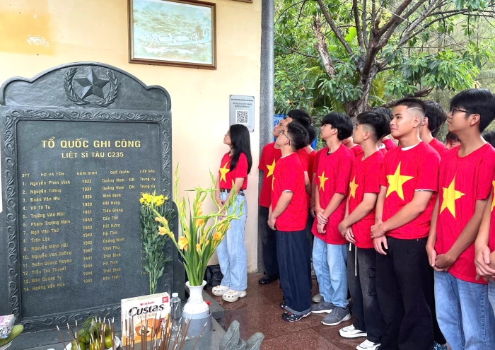 Hơn 60 học sinh tham gia "Hành trình về địa chỉ đỏ" tại bến Hòn Hèo