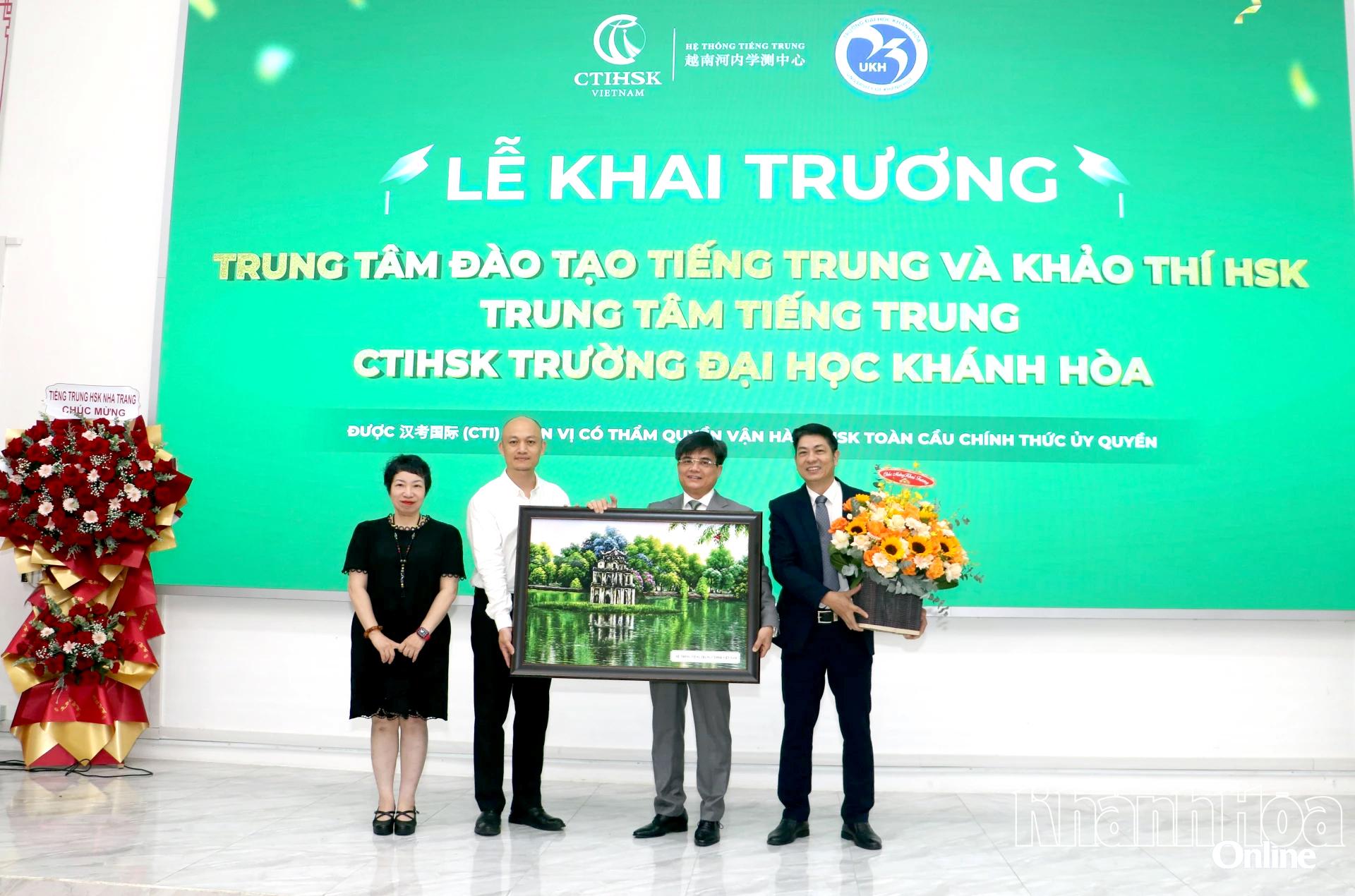 Đại diện Hệ thống tiếng Trung CTIHSK Việt Nam tặng quà lưu niệm và hoa chúc mừng nhà trường.
