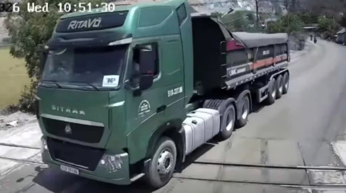 Xử phạt tài xế xe đầu kéo làm hỏng cần chắn đường sắt tại xã Công Hải