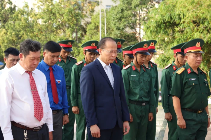 Lãnh đạo tỉnh dâng hương, dâng hoa tại Tượng đài Bác Hồ