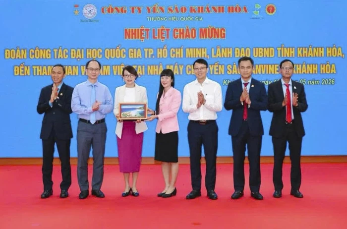 Đoàn công tác Đại học Quốc gia TP. Hồ Chí Minh thăm, làm việc tại Công ty Yến sào Khánh Hòa 