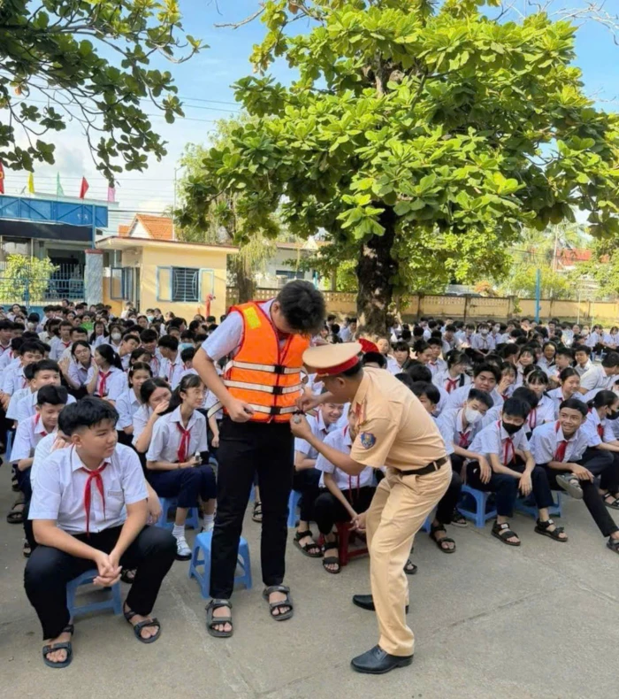Tuyên truyền pháp luật trật tự an toàn giao thông cho hơn 1.300 học sinh