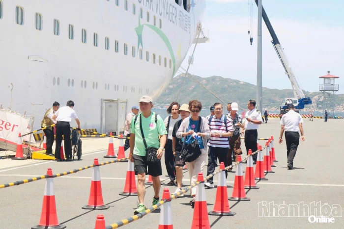 Tàu du lịch biển Star Voyager đưa 700 du khách đến Khánh Hòa
