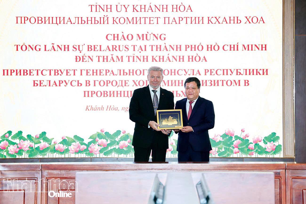 Bí thư Tỉnh ủy Trần Phong tặng quà lưu niệm cho ông Alexander Sidoruk.
