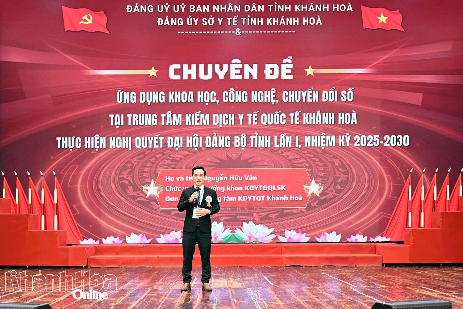 Một thí sinh thể hiện phần thi thuyết trình.