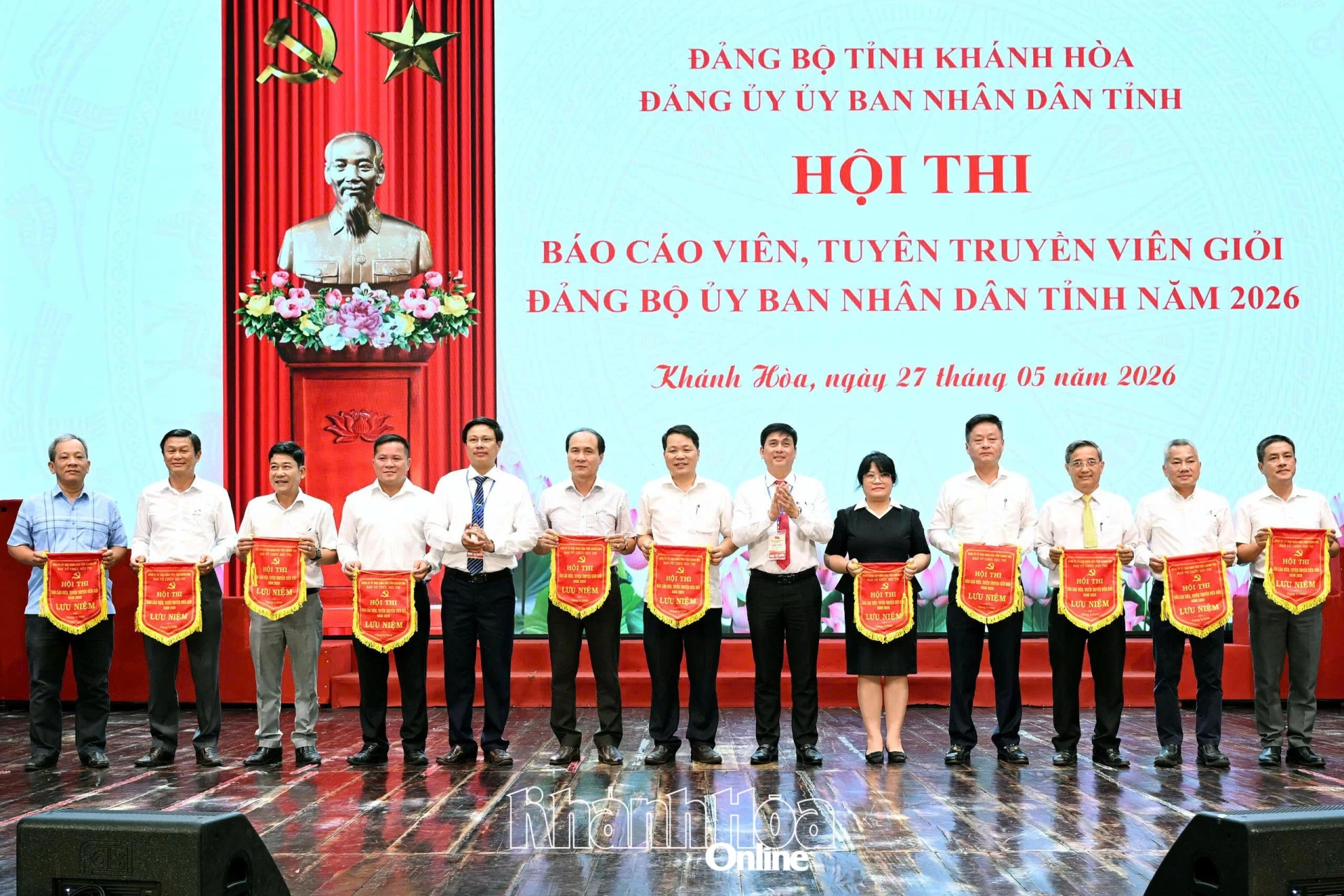 Ban tổ chức hội thi tặng cờ lưu niệm cho các tổ chức cơ sở đảng.