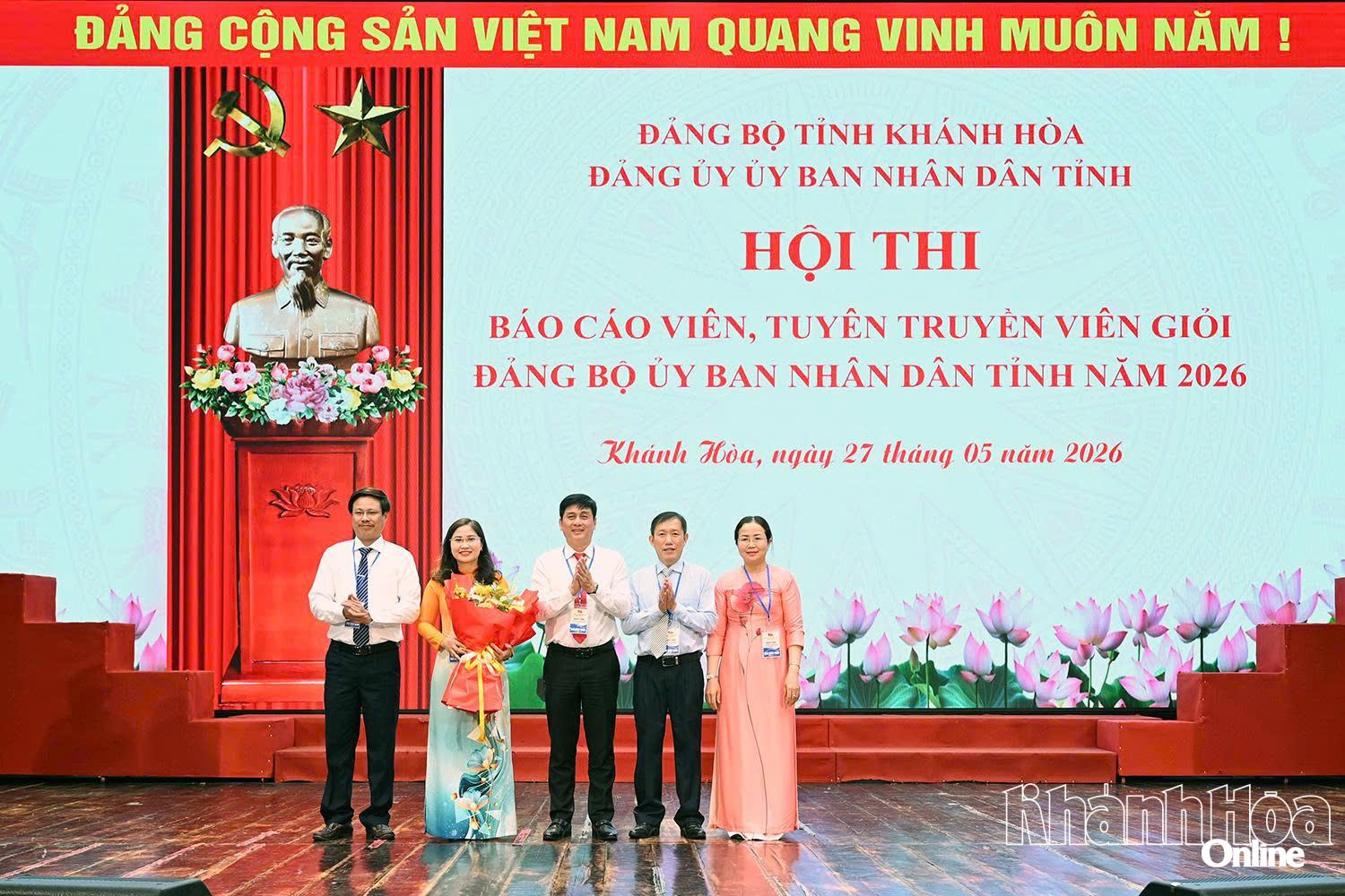 Ban tổ chức tặng hoa cho Ban giám khảo hội thi.