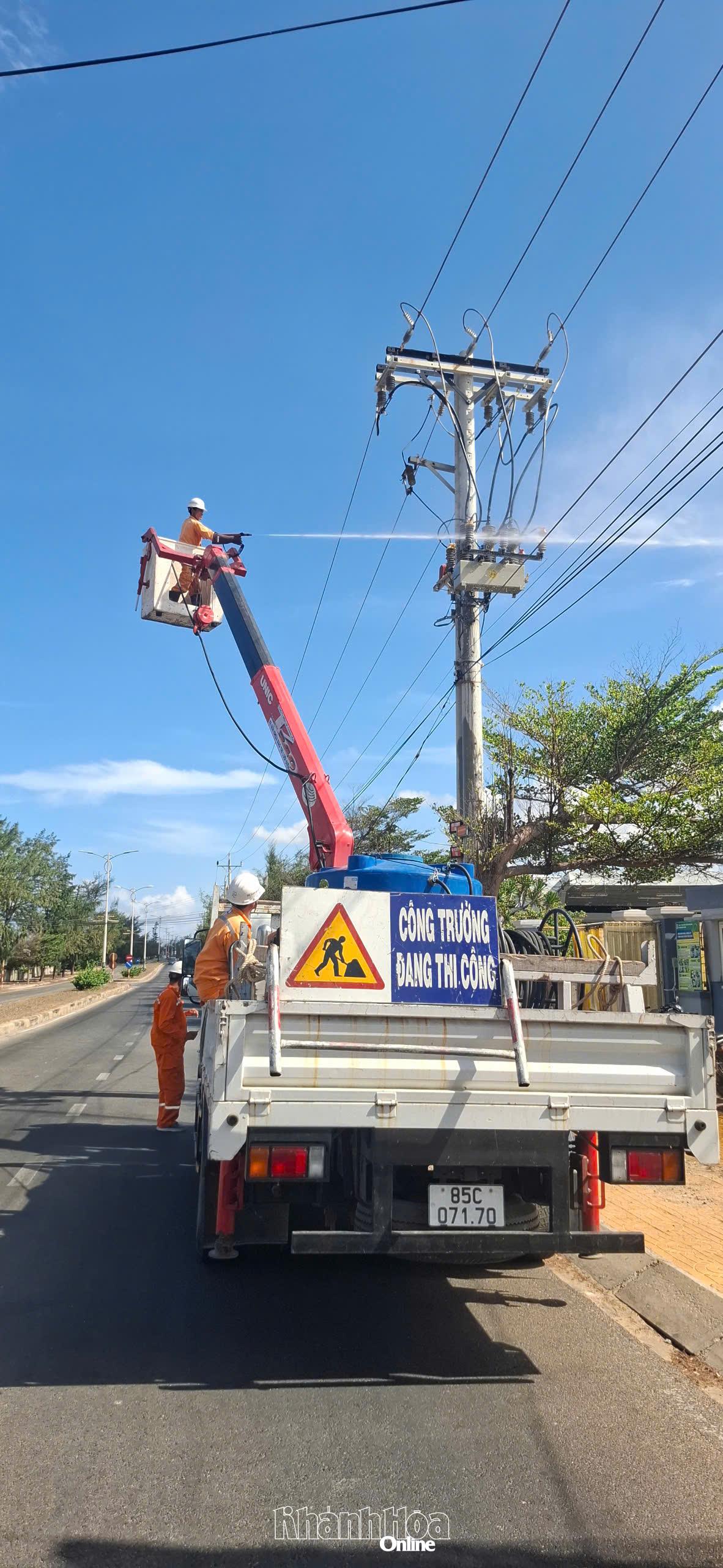 &nbsp;Nhân viên Công ty Điện lực Khánh Hòa vệ sinh, kiểm tra thiết bị trên lưới điện, bảo đảm vận hành an toàn, liên tục phục vụ kỳ thi tuyển sinh lớp 10.