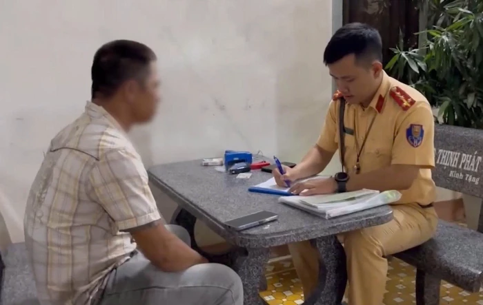Xử phạt tài xế xích lô chở 4 người đi ngược chiều