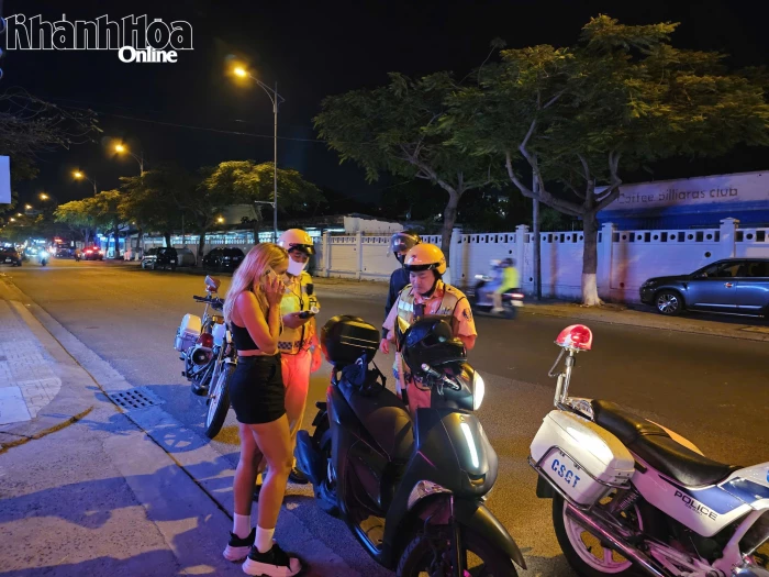 Xử phạt nữ du khách Nga đi xe máy không có bằng lái