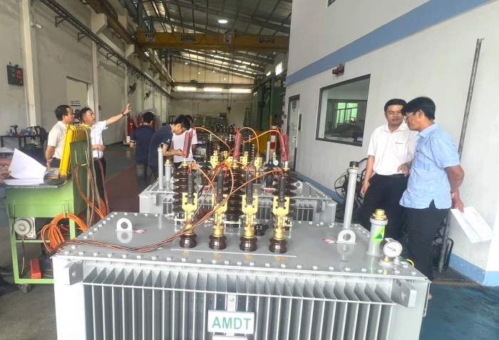 Công ty Cổ phần Điện lực Khánh Hòa kiểm định chất lượng máy biến áp phục vụ cấp điện mùa cao điểm