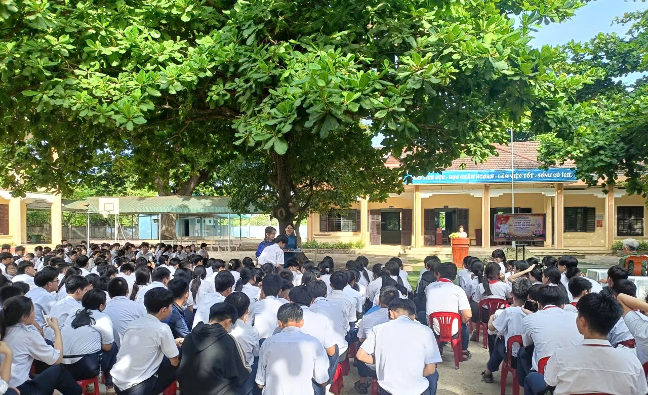 Các em học sinh tham gia buổi nói chuyện truyền thống.