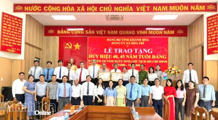 Đảng ủy xã Hòa Trí trao Huy hiệu Đảng đợt 19-5 cho các đảng viên