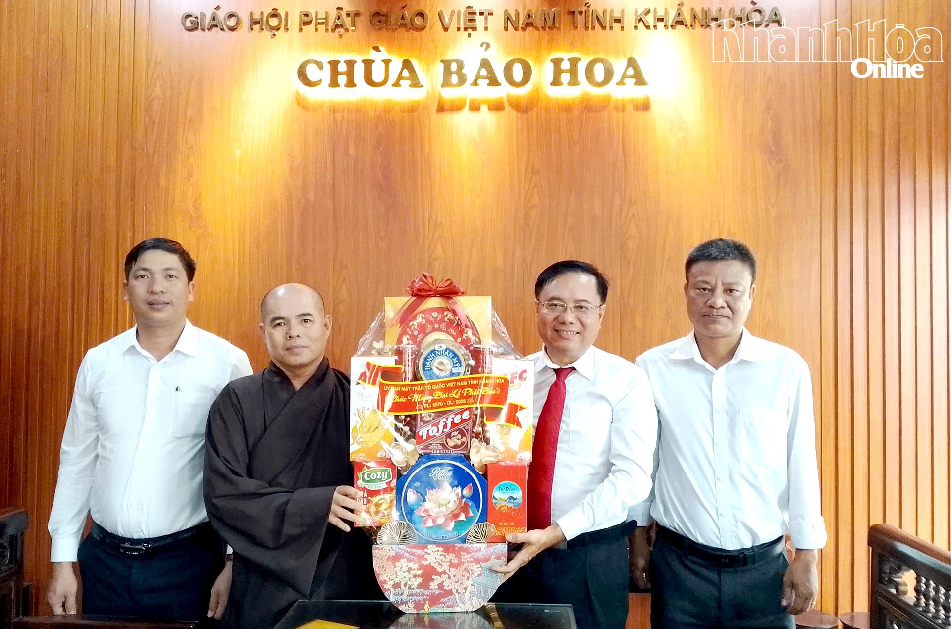 Đoàn đến thăm Thượng tọa Thích Thiện Ký.
