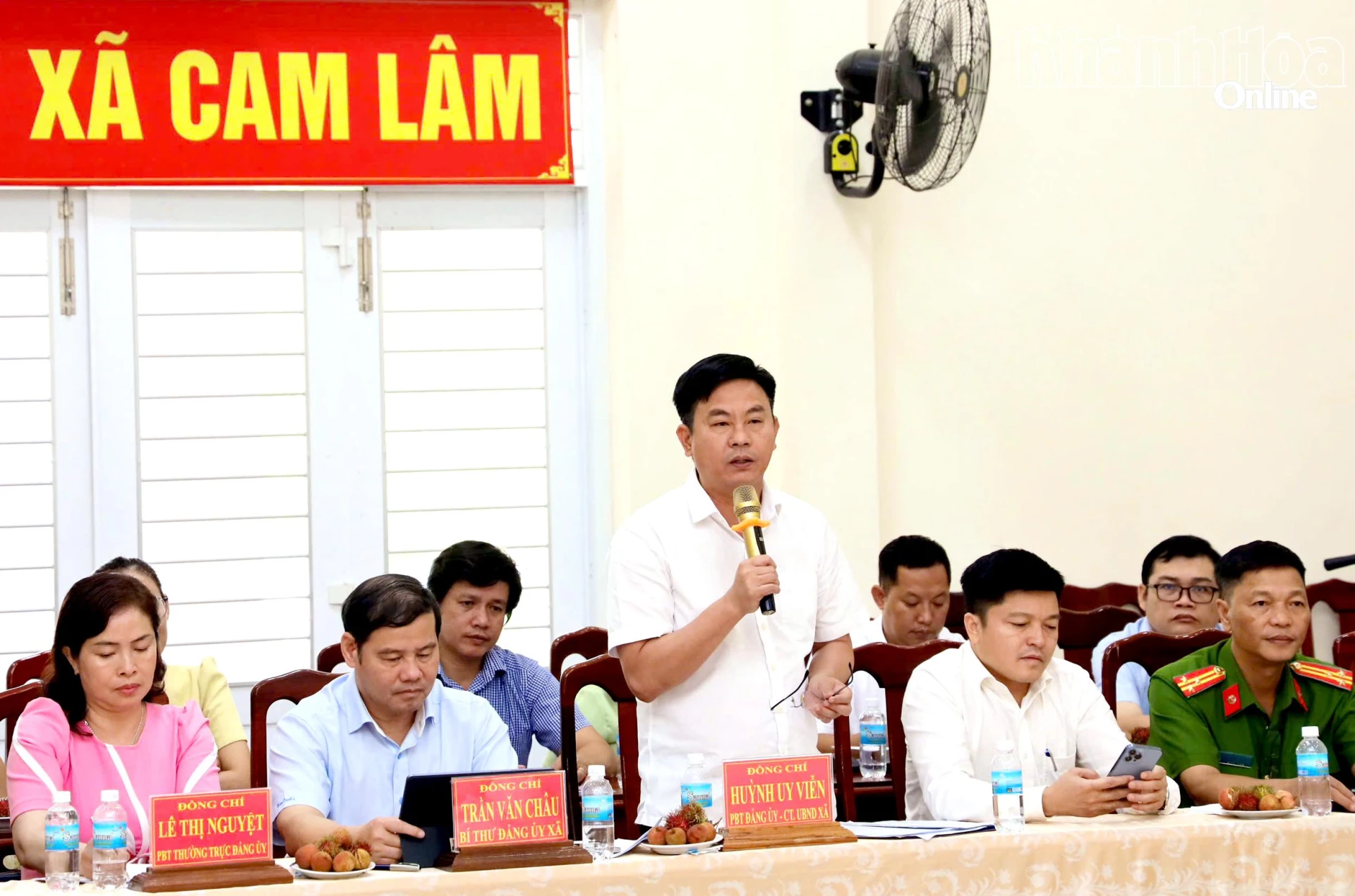 Lãnh đạo xã Cam Lâm báo cáo tại buổi làm việc.