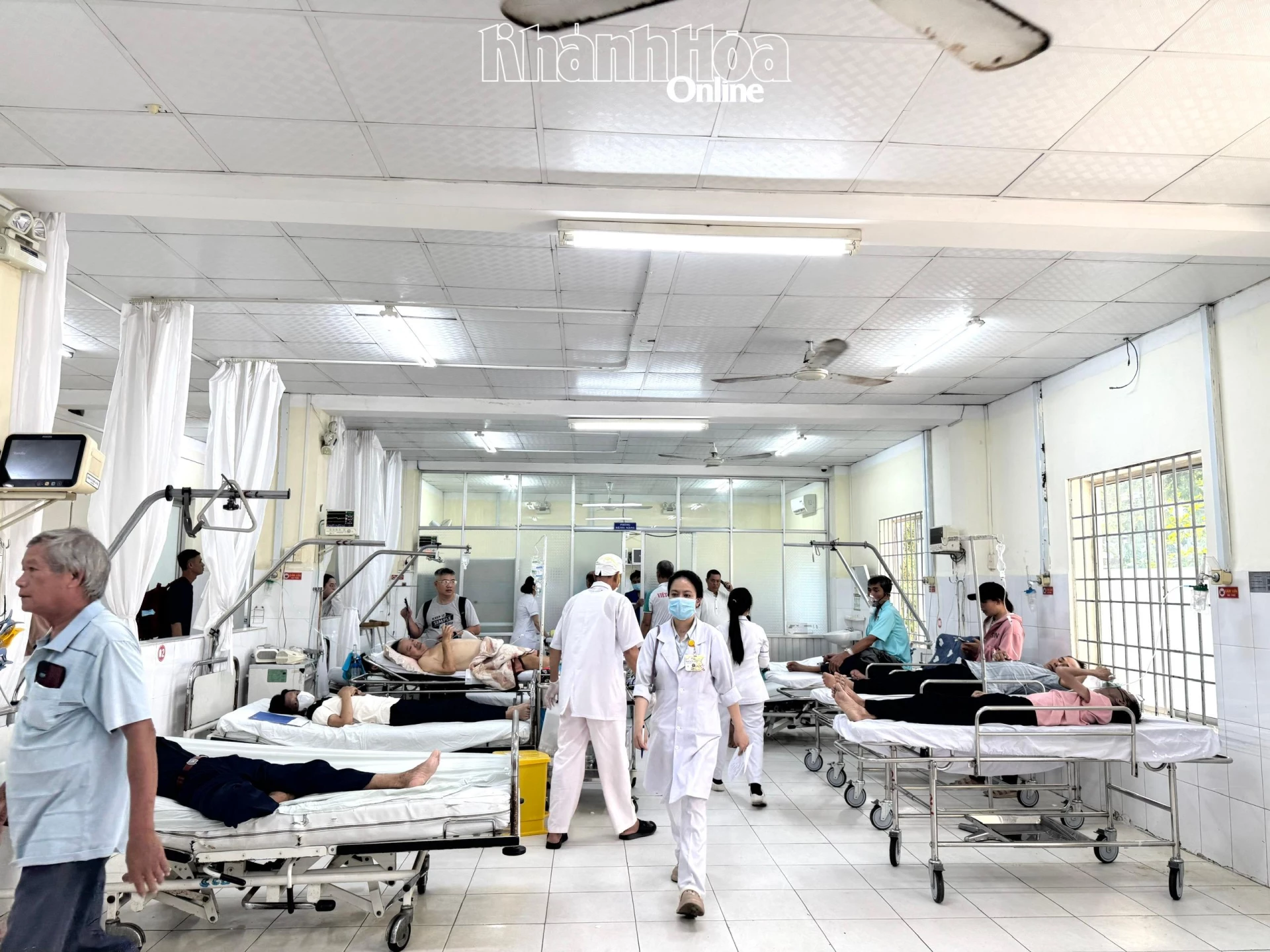 Khoa Cấp cứu Bệnh viện Đa khoa Khánh Hòa điều trị cho các ca bệnh trong những ngày nghỉ lễ.