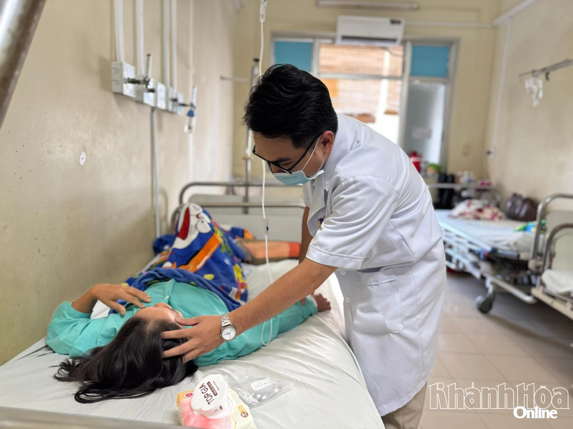 Bác sĩ Khoa Cấp cứu Bệnh viện Đa khoa Khánh Hòa điều trị cho các ca bệnh trong những ngày nghỉ lễ.