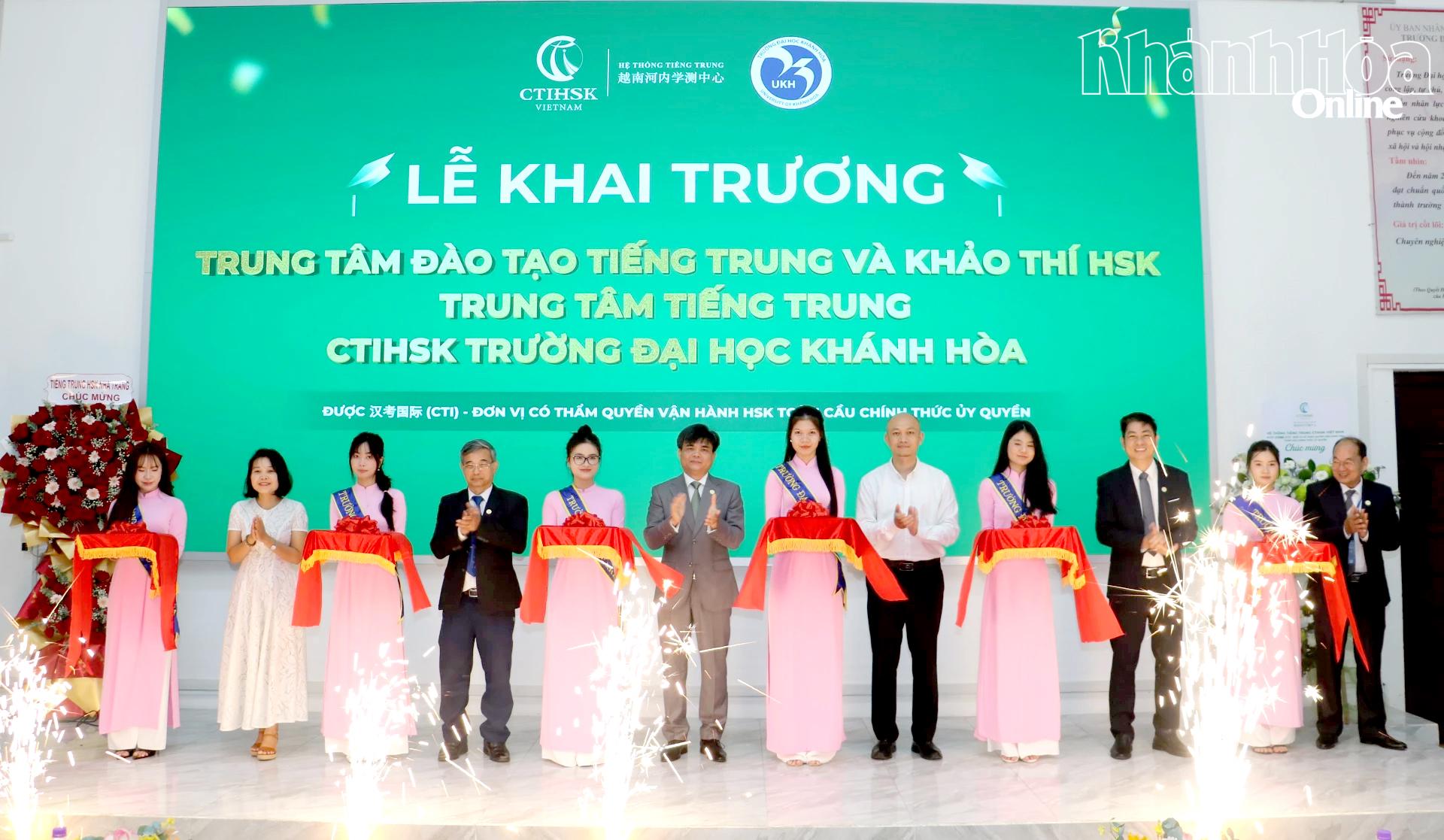 Các đại biểu thực hiện nghi thức khai trương trung tâm.