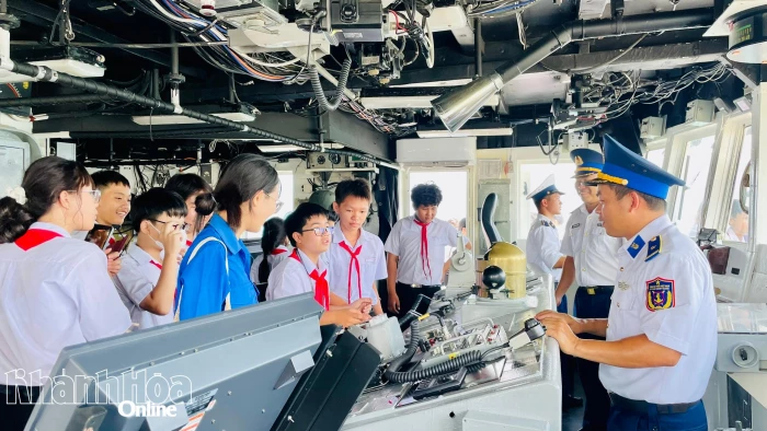 Hơn 200 giáo viên, học sinh trải nghiệm thực tế tại Hải đoàn 32