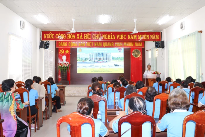 Tuyên truyền biển, đảo cho cán bộ, hội viên phụ nữ phường Nha Trang