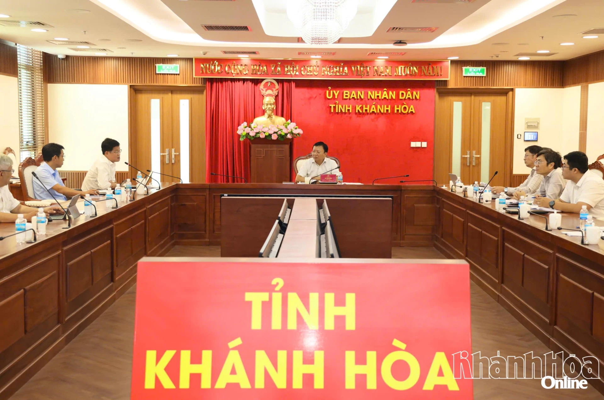 Đồng chí Lê Huyền nghe chủ đầu tư báo cáo Dự án Nút giao vòng xoay Mả Vòng.