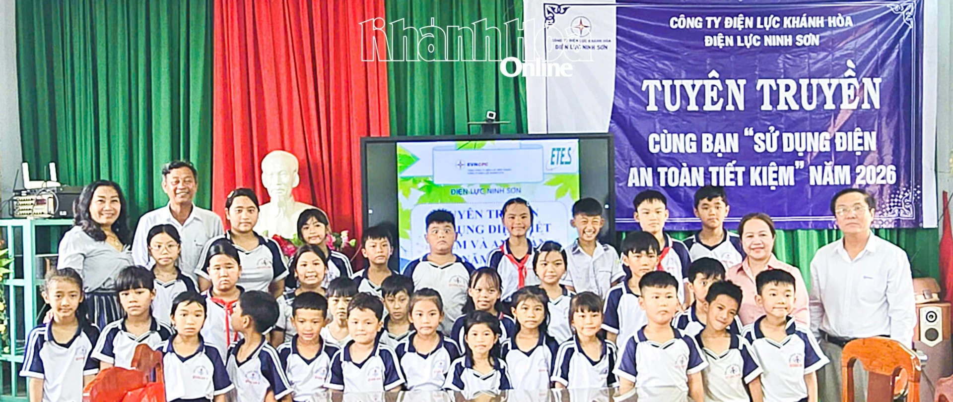 Học sinh Trường Tiểu học Quảng Sơn B, xã Ninh Sơn tham gia chương trình tuyên truyền sử dụng điện an toàn, tiết kiệm do Điện lực Ninh Sơn phối hợp tổ chức.