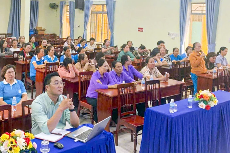 Hội viên phụ nữ nêu ý kiến tại buổi đối thoại.