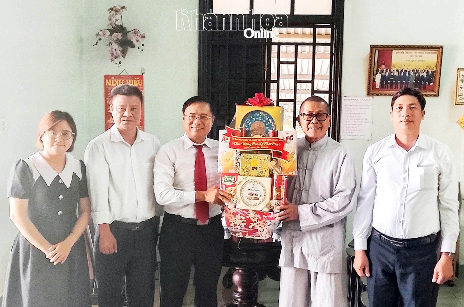 Đoàn đến thăm Bổ thiệt Lão sư Hồ Đạo Đức. 