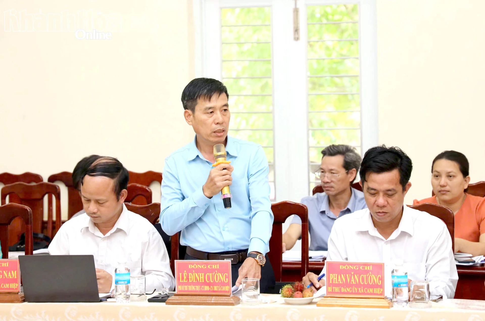 Lãnh đạo xã Cam Hiệp báo cáo tại buổi làm việc.