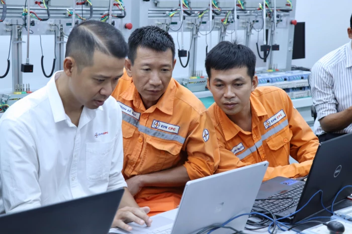 Công ty Cổ phần Điện lực Khánh Hòa tổ chức tập huấn cài đặt thay đổi khung giờ tính giá điện