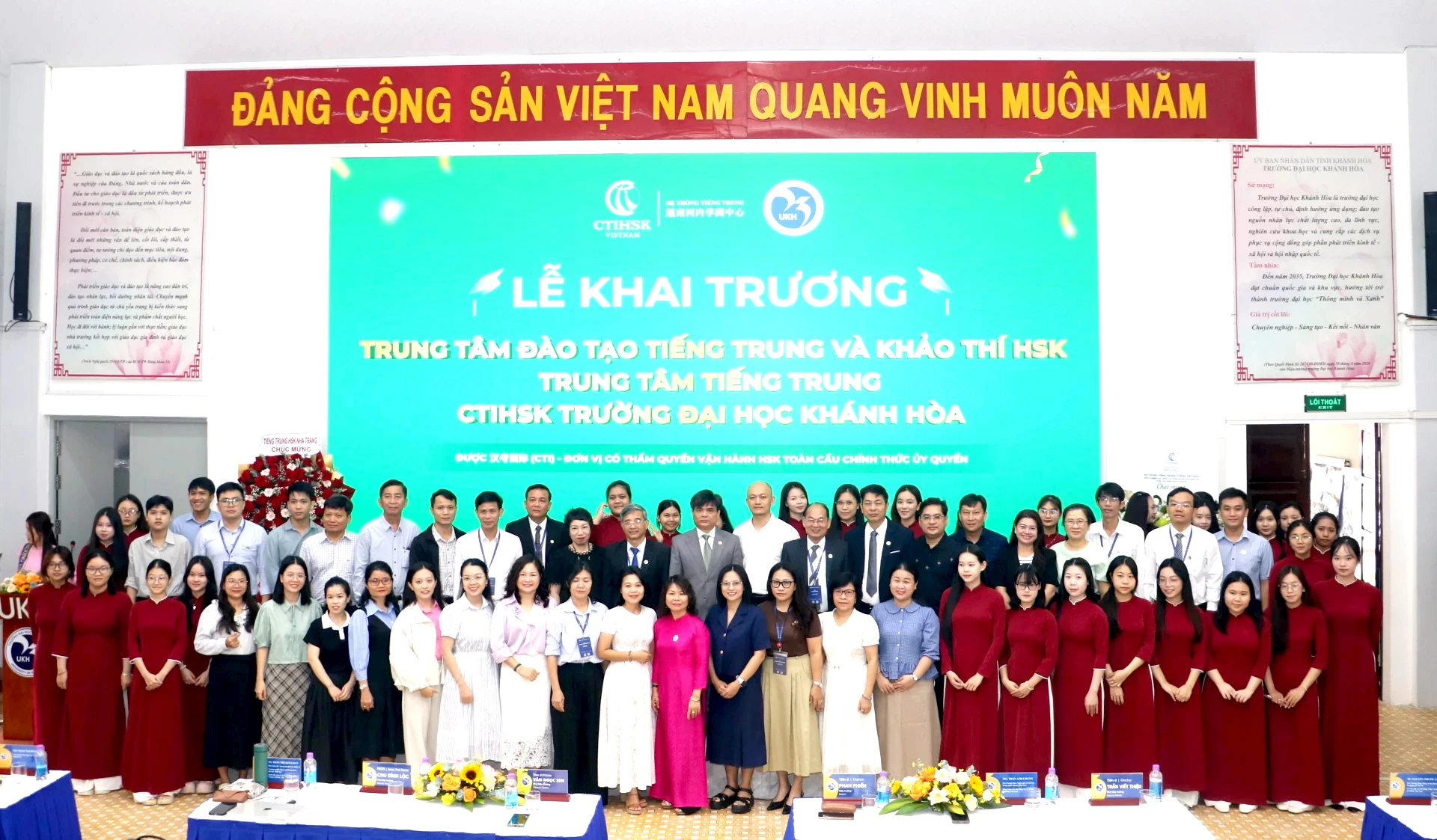 Các đại biểu chụp hình lưu niệm.