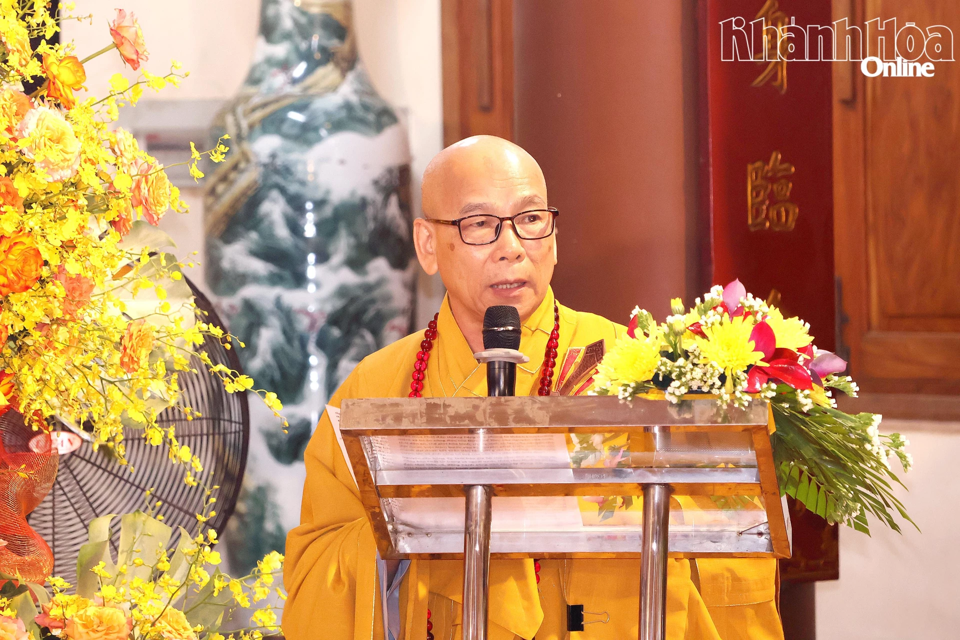Thượng tọa Thích Hạnh Huệ - Ủy viên Hội đồng Trị sự Giáo hội Phật giáo Việt Nam, Phó Trưởng ban Thường trực Ban Trị sự Giáo hội Phật giáo tỉnh Khánh Hòa đọc diễn văn Phật Đản - Phật lịch 2570 của Hòa thượng, Phó Pháp chủ, Chủ tịch Hội đồng Trị sự Giáo hội Phật giáo Việt Nam.