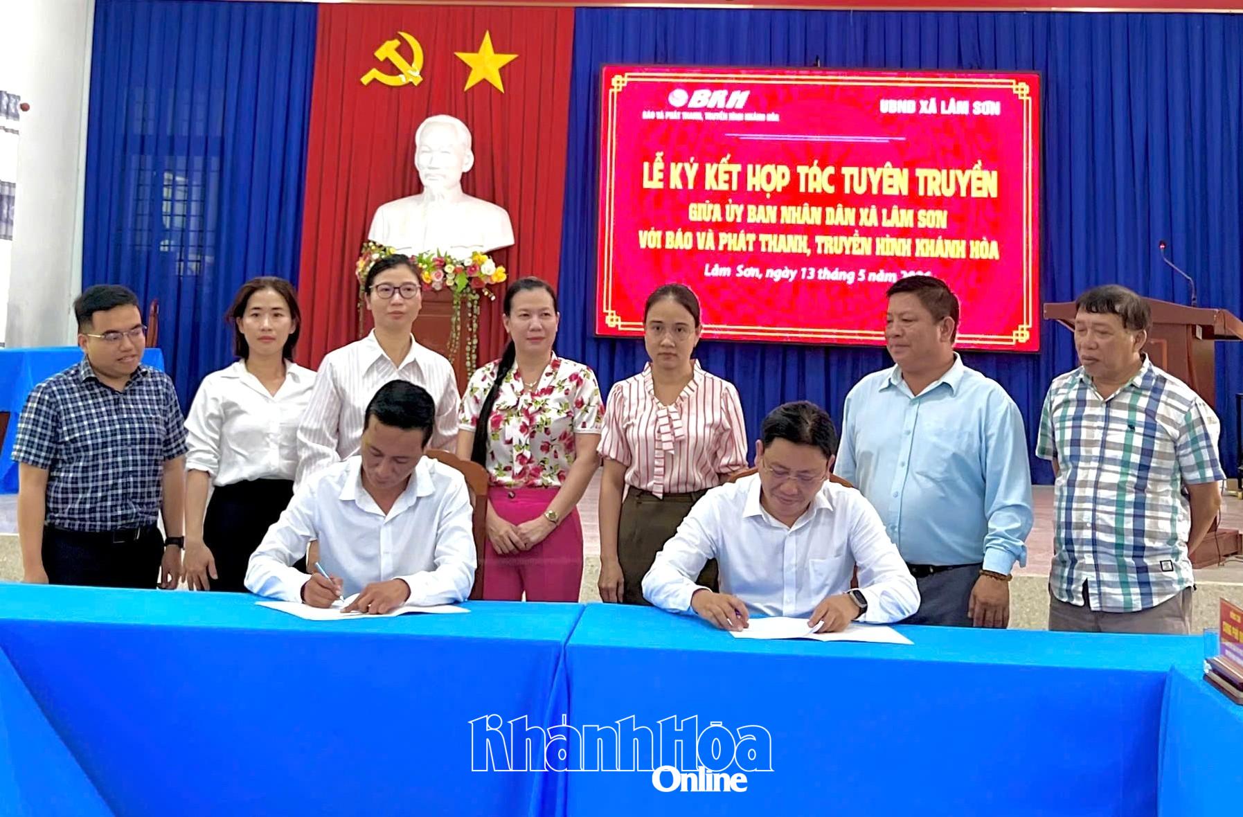Lãnh đạo hai đơn vị ký kết biên bản ghi nhớ hợp tác.